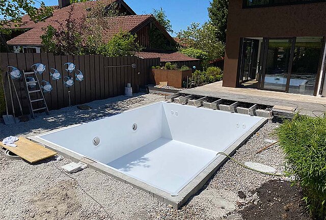 Pool gemauert ohne Wasser Pool gemauert ohne Wasser