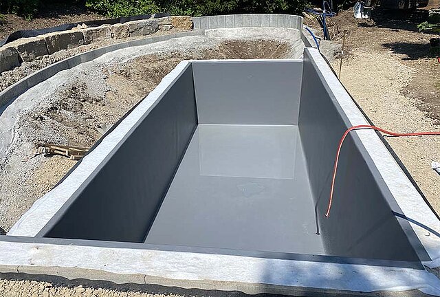 Pool mit grauem Anstrich Pool mit grauem Anstrich