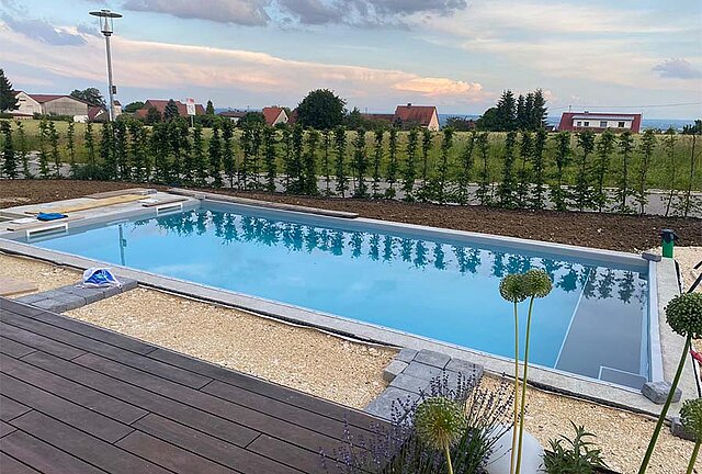 Pool mit Vorgarten Pool mit Vorgarten