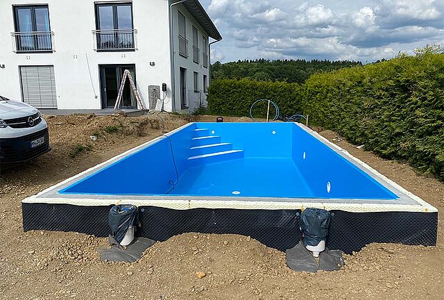 Pool mit blauem Anstrich Pool mit blauem Anstrich